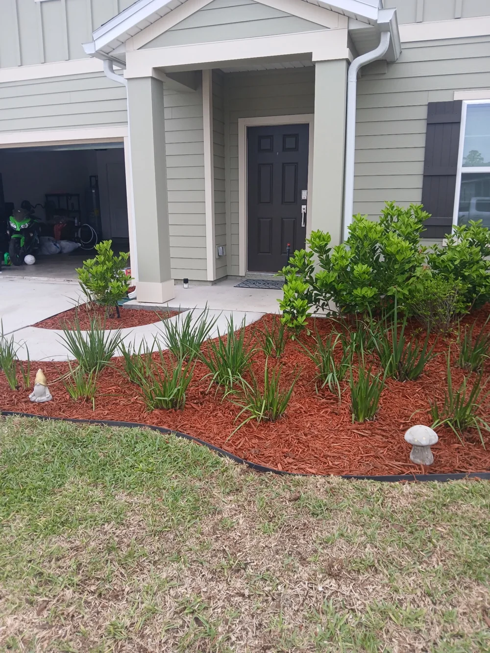 After lawn and landscape bed care: fresh mulch at the entrance